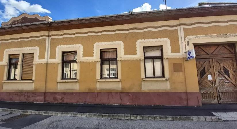 Időtálló elegancia és értékálló befektetés – Eladó egy műemlék jellegű ház Pápán