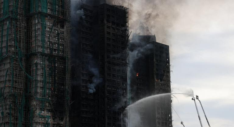 Még mindig küzdenek a lángokkal Hongkongban, 44-re nőtt a halottak száma