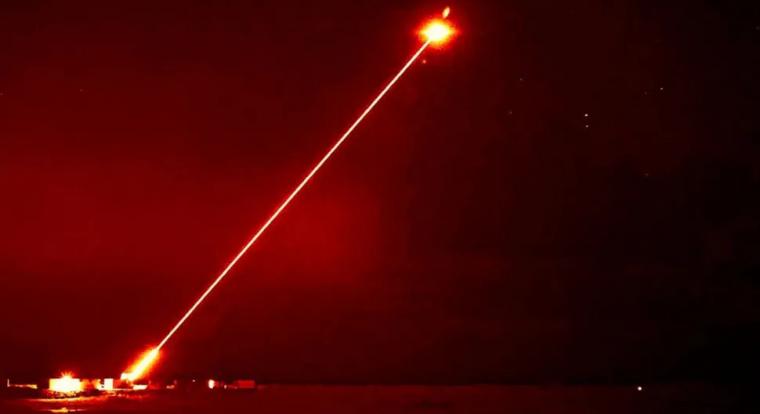 A brit flotta lézerrel lő le 400 mph-s drónokat, egy lövés mindössze 13 dollárba kerül