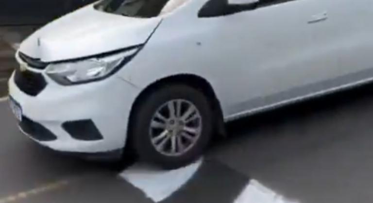 Zseniális vizuális csapdával vette palira az influenszer az életveszélyesen száguldozó autósokat