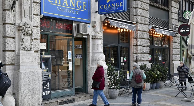 Most érdemes eurót váltani, így kezdte a napot a forint