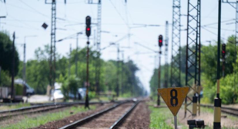 Lázár János bejelentette: hitelből újulhat meg a vasúti pálya