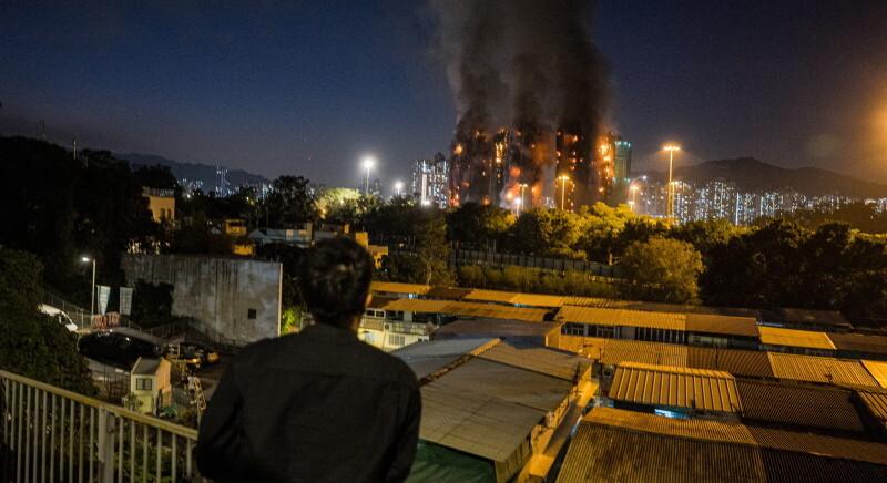 Az elmúlt évtizedek legsúlyosabb tűzesete Hongkongban – 44 személy meghalt, több száz lakót nem találnak