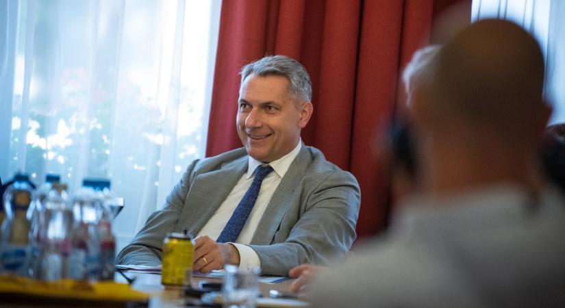 Lázár árulózott egyet a vasúti hitelkeret bejelentésekor