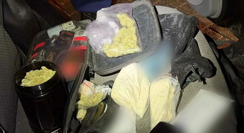 Egy halom kábítószerrel a hátsó ülésén bukott le a drogos ámokfutó Terézvárosban – videó