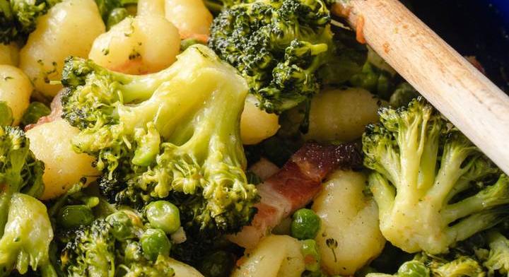 Brokkolis gnocchi ropogós baconnel: gyors megoldás hétköznapokra