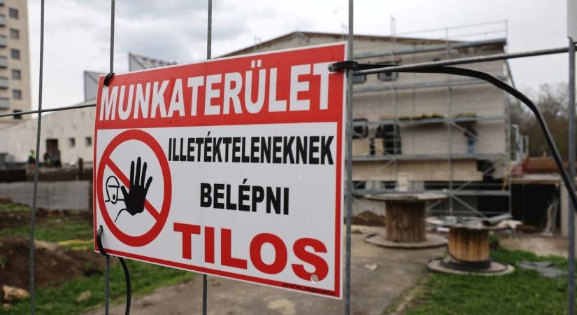 Még a gyalogosok elől is lezártak hónapokra egy utat a balatoni városban