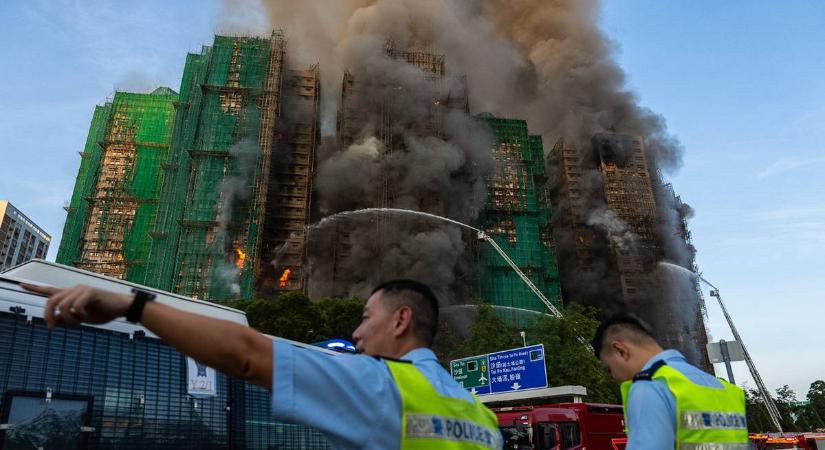 Toronyházak gyulladtak ki Hongkongban, többen meghaltak a tűzvészben