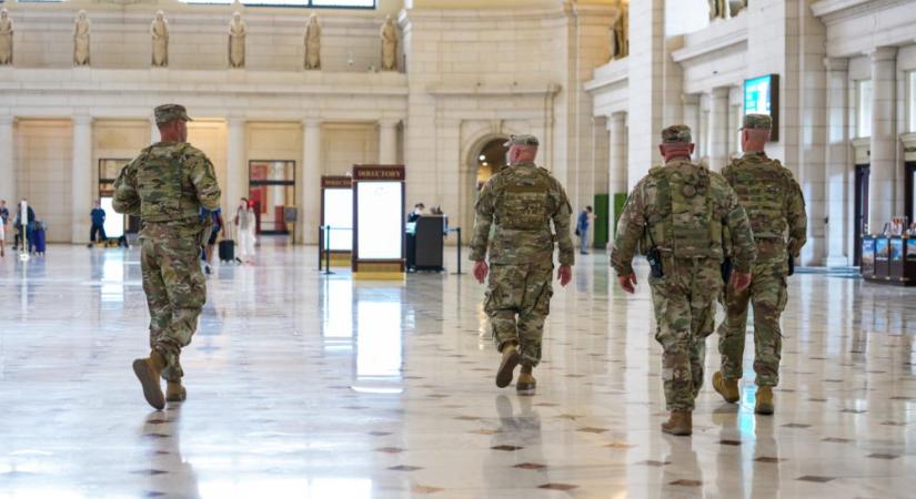 Fegyveres támadás érte a Nemzeti Gárda két egyenruhás tagját Washington belvárosában