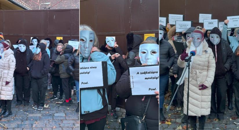 Nem hallgatnak tovább Józsefvárosban - maszkos nők álltak ki a Lélek-program áldozataiért
