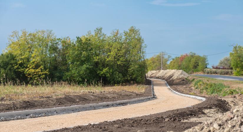 Már állnak az új kerékpáros híd pillérei Vas vármegyében