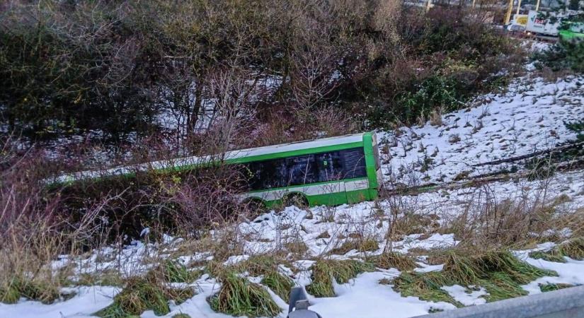 Az út menti gödörbe csúszott egy utasokkal teli autóbusz Kassán