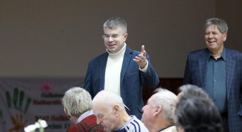 Jókedvű, nótás délután – az időseket köszöntötték Salköveskúton