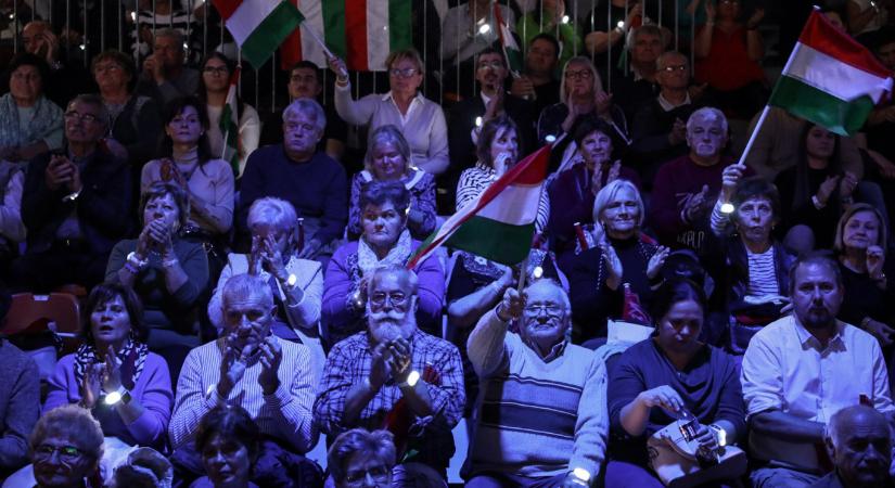 A magyar társadalomban kisebb a bal-jobb megosztottság annál, amit a média sugall