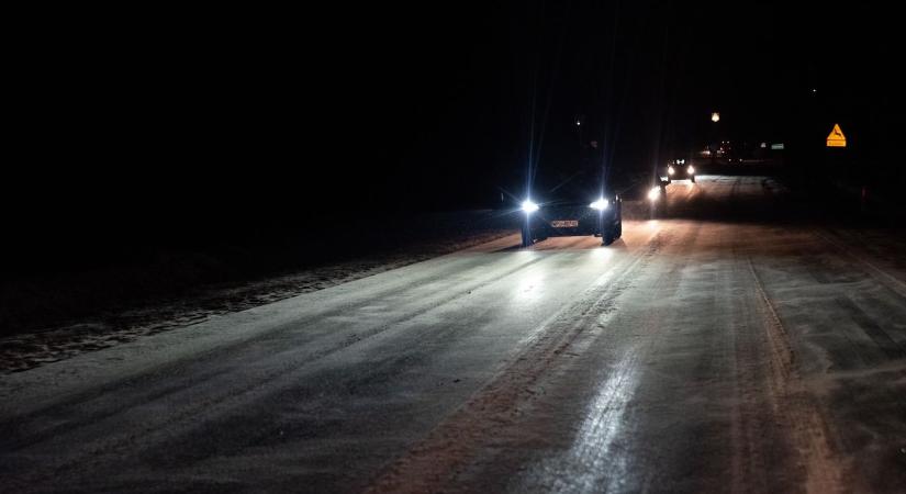 Csúszásveszély! - a fekete jég még a legtapasztaltabb sofőrökön is kifoghat