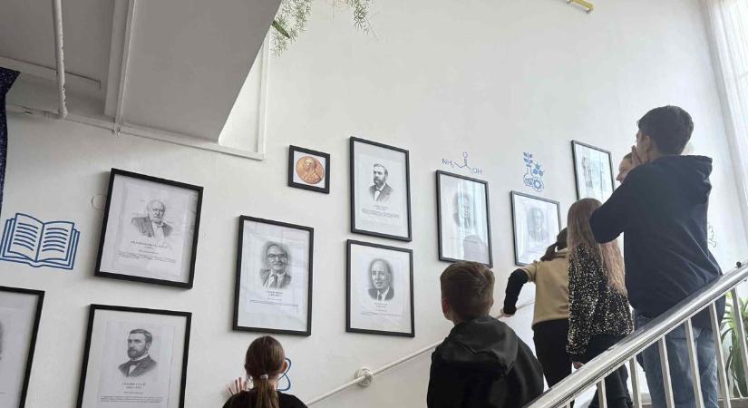 Ez ám az iskola! Minden nap Nobel-díjas magyarok köszöntik a diákokat