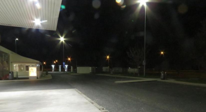 Kifizették a német prémium autót, de nem kapták meg a kocsit, egy benzinkúton kirángatták az eladót a járműből, majd elhajtottak