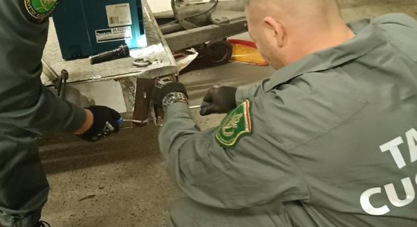 Meglepődött a sofőr, amikor előkerült a trélerből 1190 doboz cigi – videóval