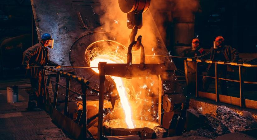 Lengyelország gyászol, Európa szégyellheti magát: 220 évig működött, most végleg bezár a legendás acélgyár – videón a végső búcsú a Huta Korlewskától