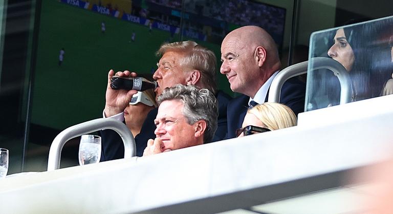 Orbán Viktor firkál, Macron sminkmániás, Trump viszont kóla nélkül nem is létezik