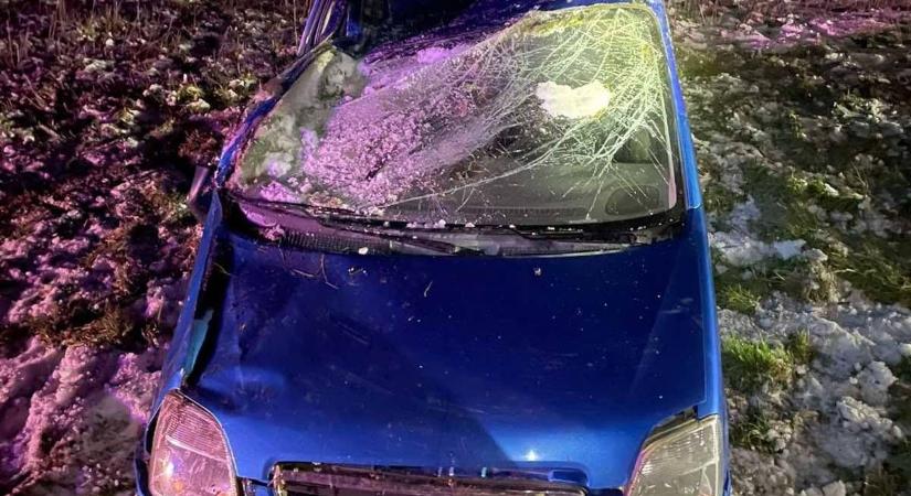 Suzuki állt fejre a Bakonyban hajnalban, többen utazhattak benne ( helyszíni fotók)