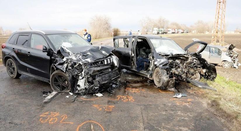 Gyorshajtó miatt halt meg egy vétlen sofőr az 51-esen, ketten súlyos sérüléseket szenvedtek – fotók