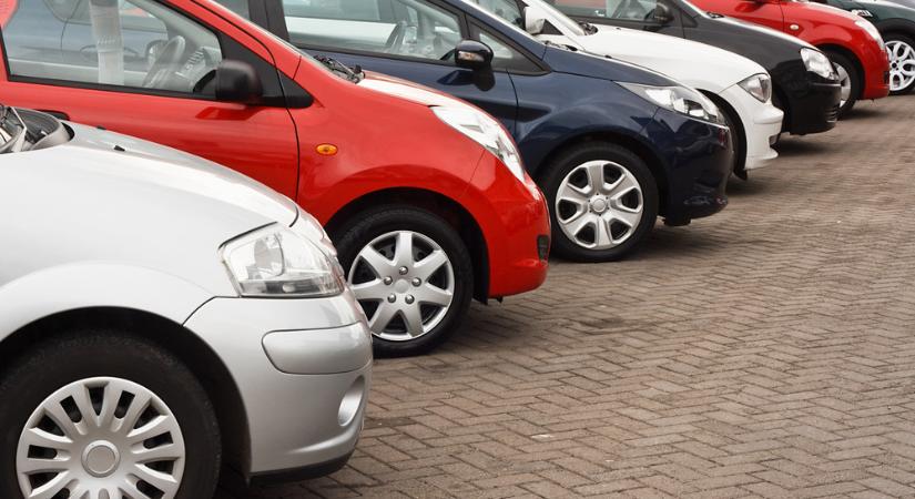 Autósok, figyelem! Csökkennek a kötelező biztosítás díjai Magyarországon