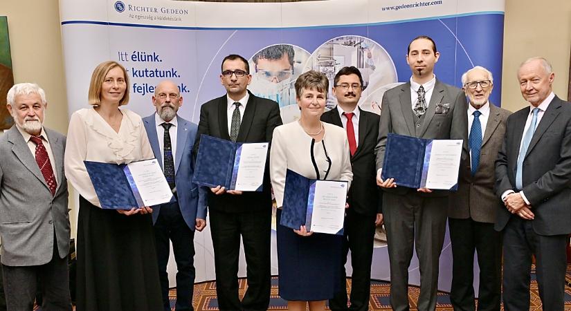 Debreceni kémiatanárok is átvehették az egyik legrangosabb szakmai díjat