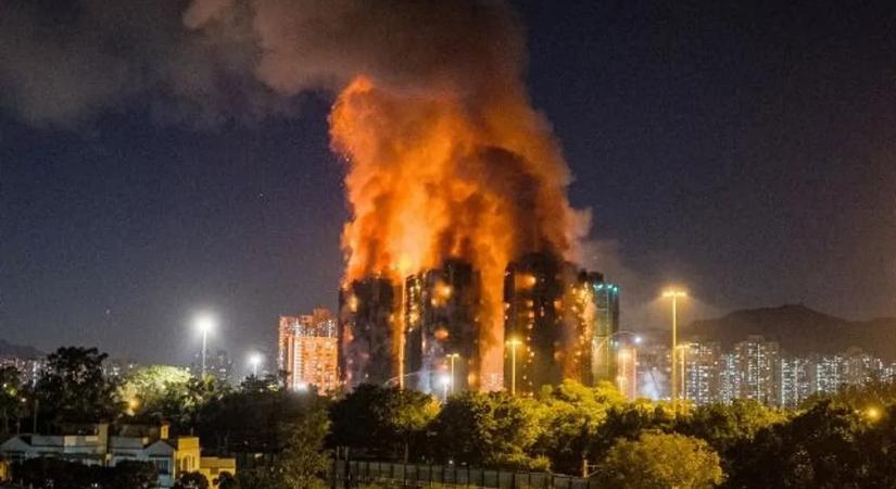 Hongkongi tűz: porig égett a toronykomplexum – megrázó videó
