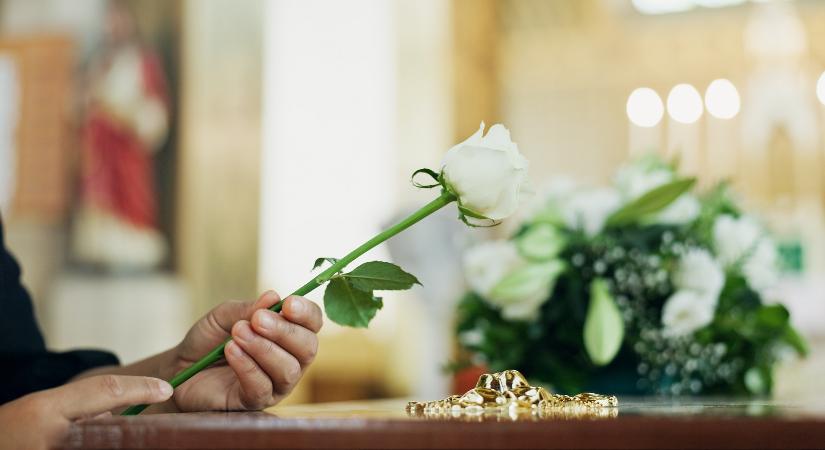 Tragikus hirtelenséggel elhunyt a fiatal ismert énekesnő