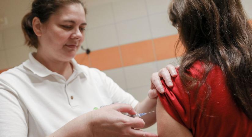 Tüdőnkön a szezon: megérkezett az idei ingyenes COVID–19 vakcina