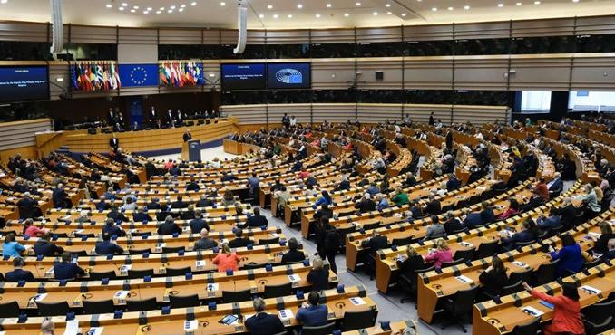 16 éves korhatárt javasolnak az EP képviselők a közösségi médiában és videóplatformokon