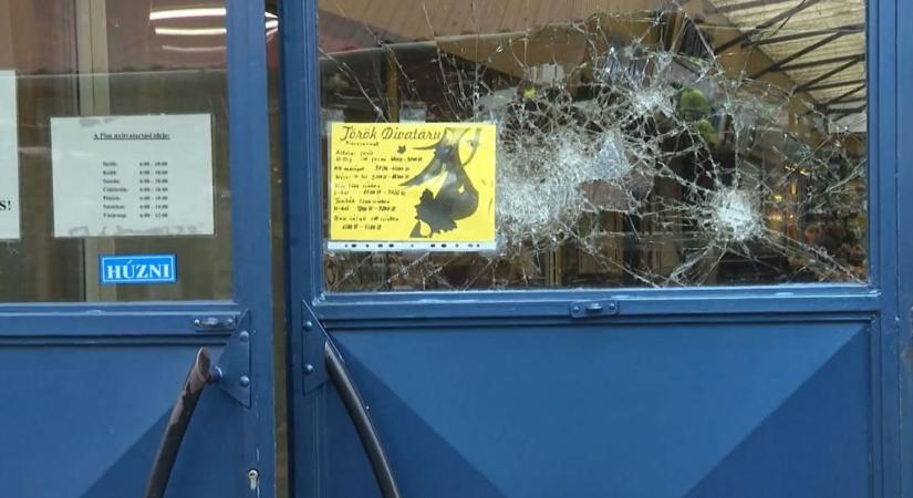 Akrobataként érkezett, majd mindent szétvert – milliós kárt okozott a gyöngyösi betörő  videó