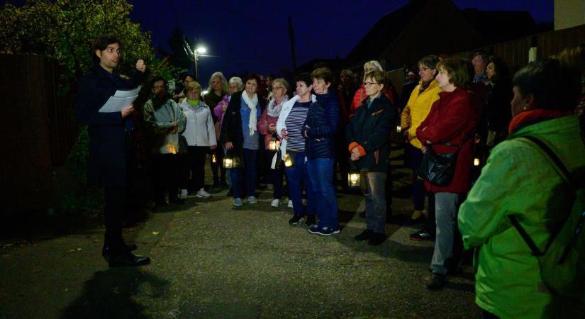 Újra lámpafényes séta visz fényt a csapókerti est sötétjébe