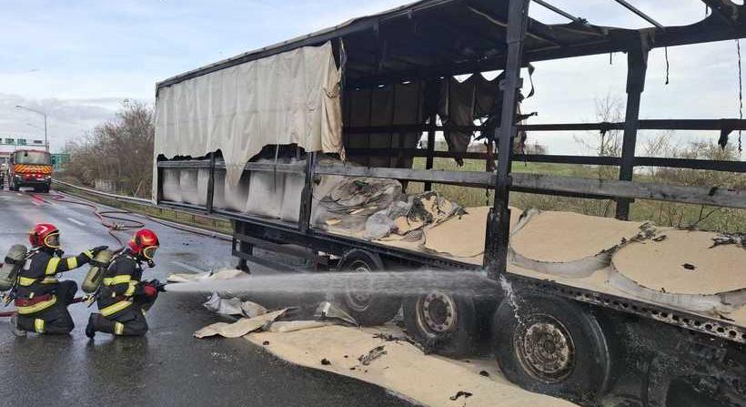 Kigyulladt egy veszélyes rakományt szállító teherautó az autópályán (VIDEÓ)