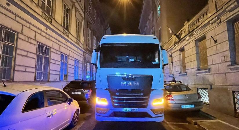 Forgalommal szemben szorult be az V. kerületi utcába egy kamion