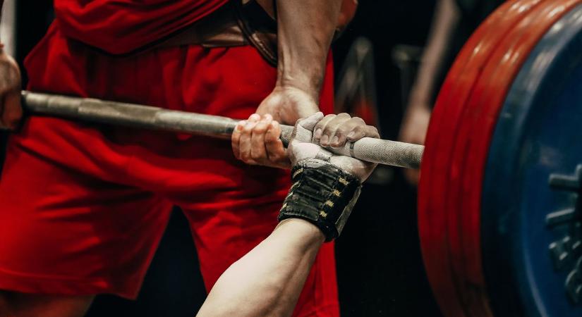 A szegedi őrnagy, aki három arannyal írta át a fekvenyomás történetét a világversenyen