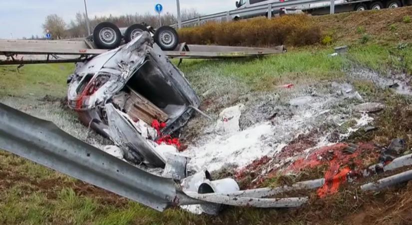 Brutális baleset: Autókat szállító tréler borult fel az M5-ösön