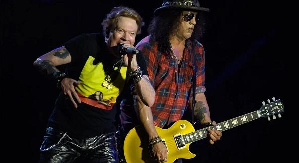 Slash elmondta, hogy mi okozta a 90-es évekbeli konfliktusait Axl Rose-zal