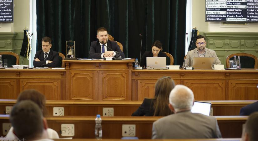 Közgyűlés és közmeghallgatás a városházán
