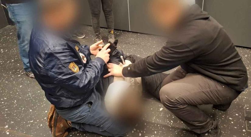 Videón az elfogás: koncerteken lopta el a bulizók mobiljait egy háromfős tolvajbanda