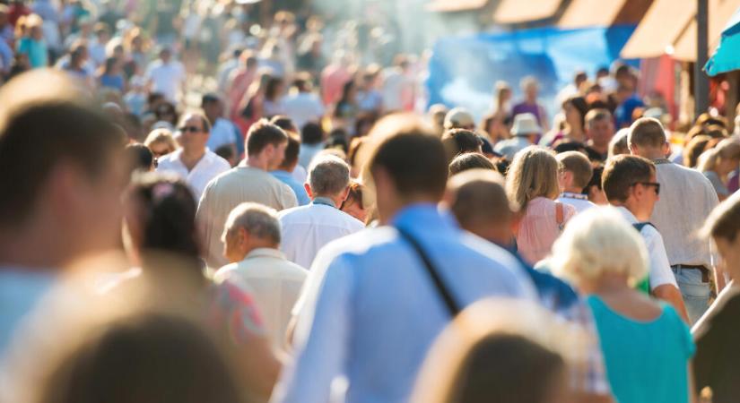 A demográfia a kormányon is kifog, kevesebb mint 9,5 millióan vagyunk