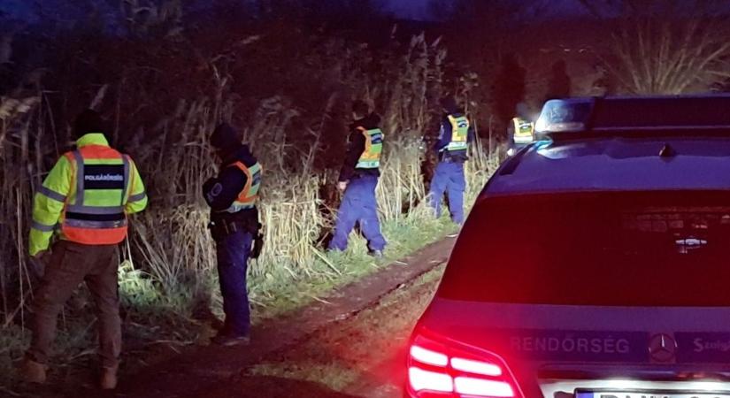 Nem állt meg a rendőrök jelzésére a Mercedes vezetője, gyalog menekült