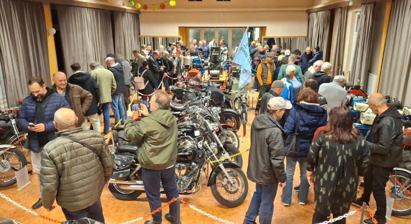 Hangos járművek költöztek a vépi művelődési házba