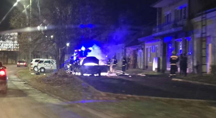 Kigyulladt egy autó Esztergomban