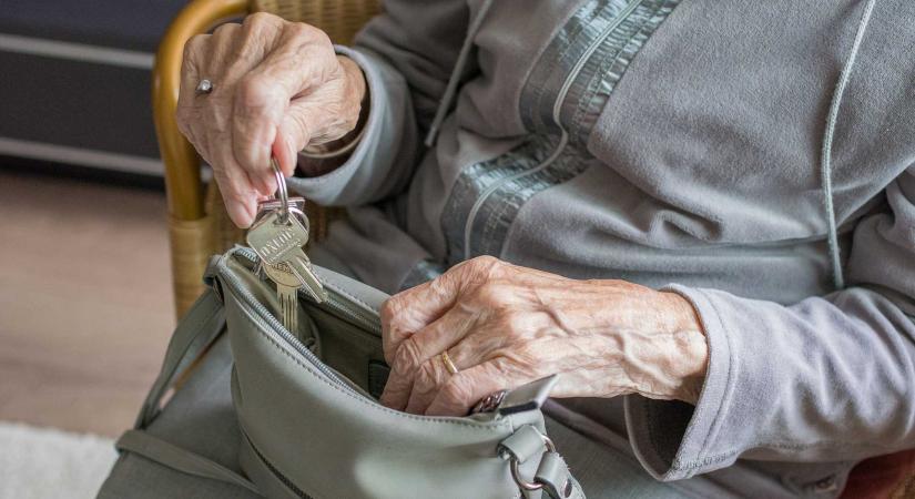 Jó hírek a nyugdíjasoknak: érkezik a 13. havi nyugdíj negyede, és később akár a nyugdíjprémium is jöhet