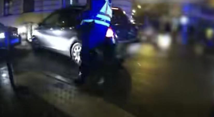 Videón a menekülő autós: behajtani tilosba szaladt bele, négyszáz adagnyi drogot találtak nála