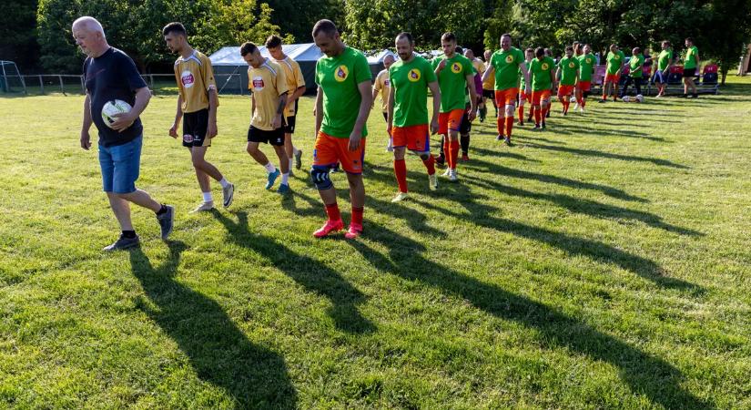 Bakonyi stoplinyomok – Álommeccs Bakonybélben, pályán a Hátsó füves XI