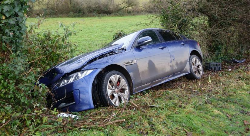 Baleset történt a 67-es úton, Bőszénfára riasztották a tűzoltókat