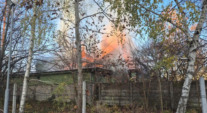 Lángokban áll egy ház Dunaszerdahelyen (FOTÓK)